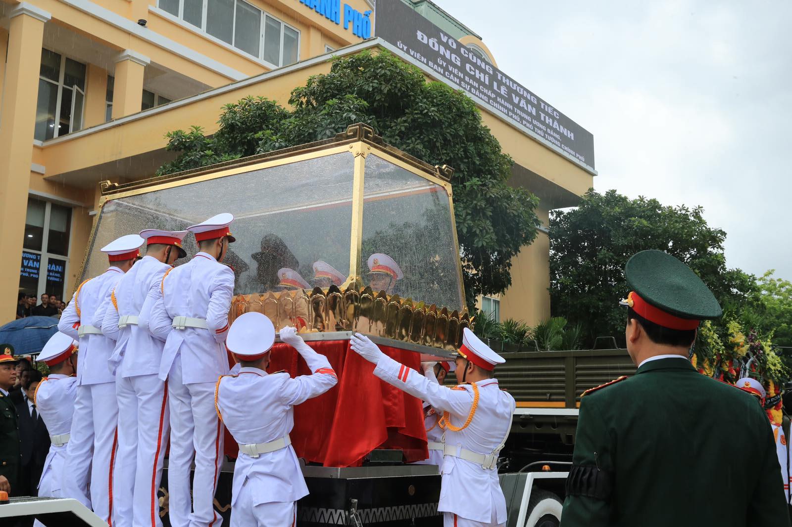 Tổ chức trọng thể Lễ truy điệu và tiễn đưa đồng chí Lê Văn Thành về nơi an nghỉ cuối cùng - Ảnh 16.