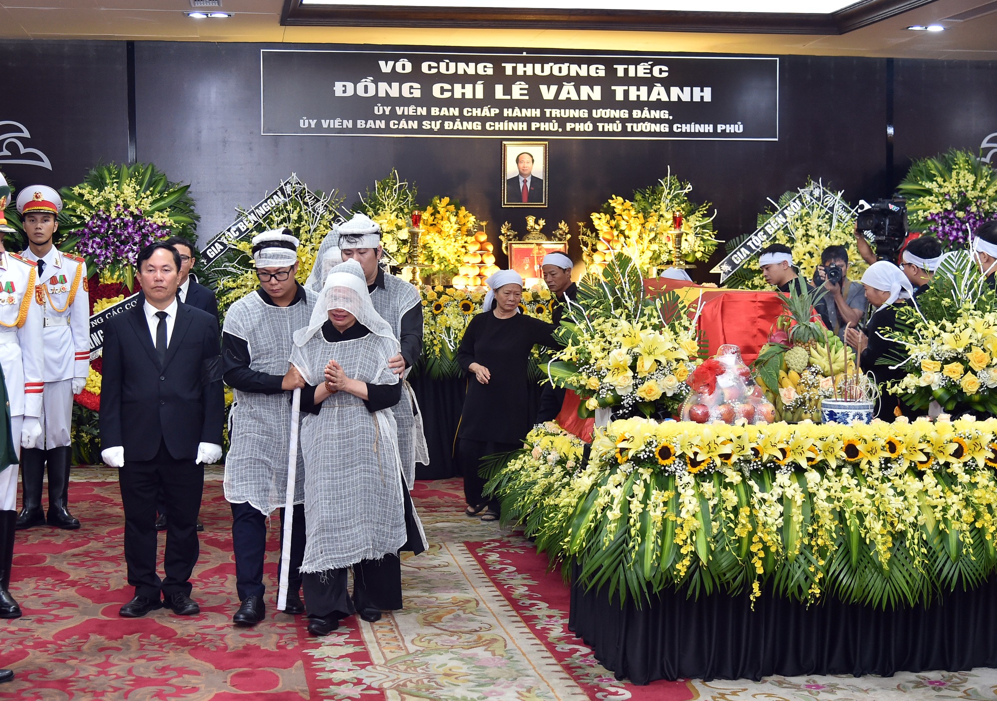 Tổ chức trọng thể Lễ truy điệu và tiễn đưa đồng chí Lê Văn Thành về nơi an nghỉ cuối cùng - Ảnh 7.