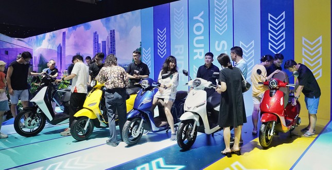 Lý do xe máy điện VinFast hút khách tại triển lãm 'VinFast - Vì tương lai xanh' ảnh 1