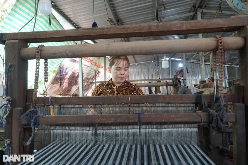Thợ dệt có thu nhập khoảng 7 triệu đồng mỗi tháng (Ảnh: Nguyễn Cường).