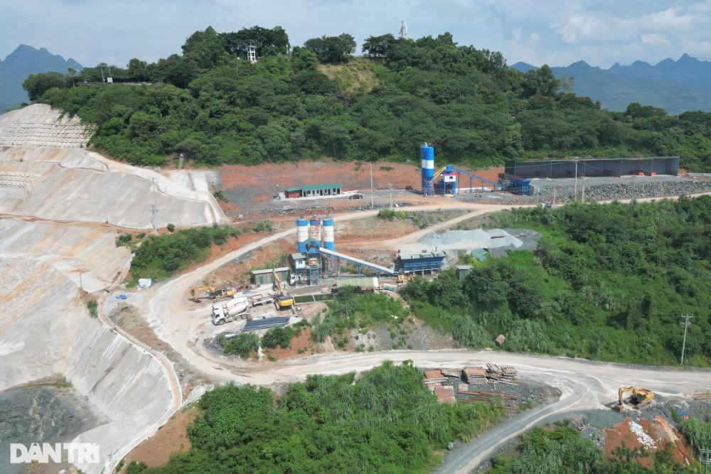 Đại công trường "bạt núi khoan hầm" xây nhà máy thủy điện Hòa Bình mở rộng