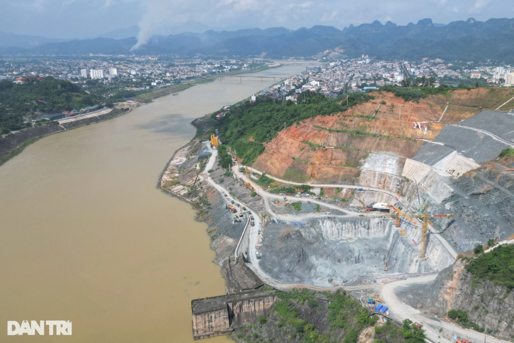 Đại công trường "bạt núi khoan hầm" xây nhà máy thủy điện Hòa Bình mở rộng