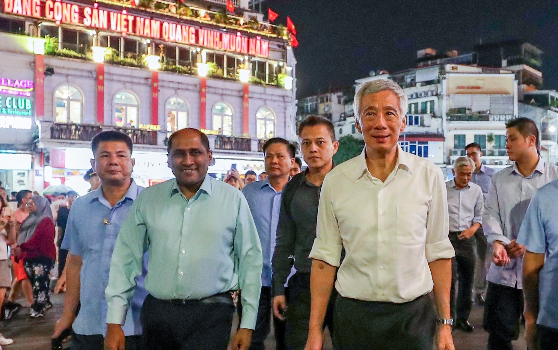 Thủ tướng Lý Hiển Long đi dạo hồ Gươm, "sáng tác" nhiều ảnh bằng smartphone