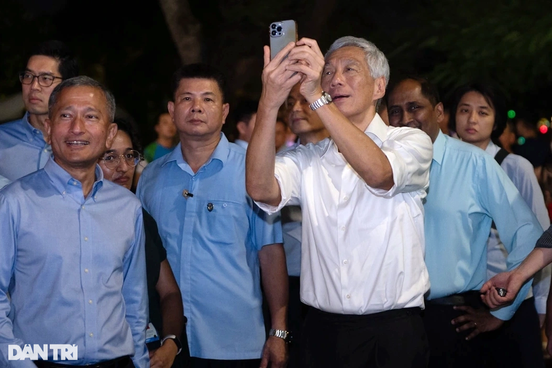 Thủ tướng Lý Hiển Long đi dạo hồ Gươm, sáng tác nhiều ảnh bằng smartphone - 6
