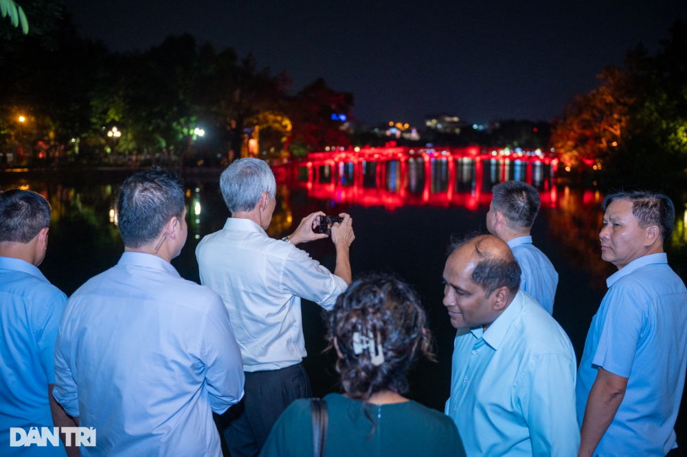 Thủ tướng Lý Hiển Long đi dạo hồ Gươm, "sáng tác" nhiều ảnh bằng smartphone