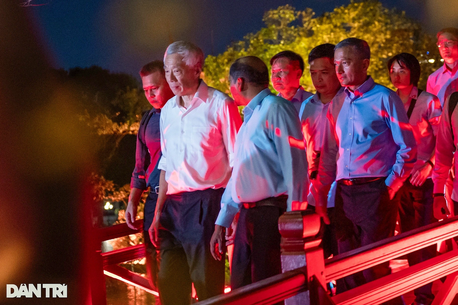 Thủ tướng Lý Hiển Long đi dạo hồ Gươm, sáng tác nhiều ảnh bằng smartphone - 3