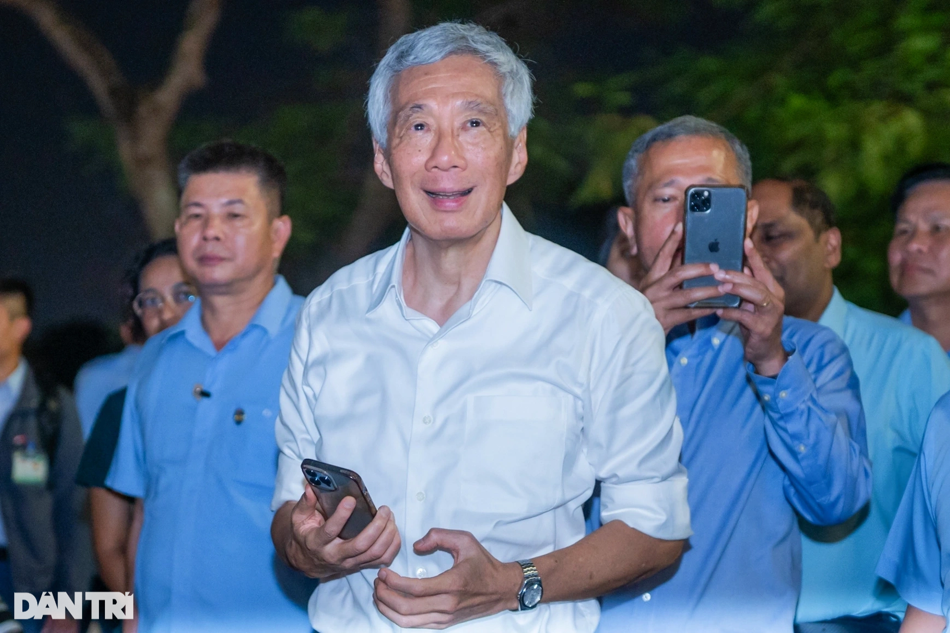 Thủ tướng Lý Hiển Long đi dạo hồ Gươm, sáng tác nhiều ảnh bằng smartphone - 7