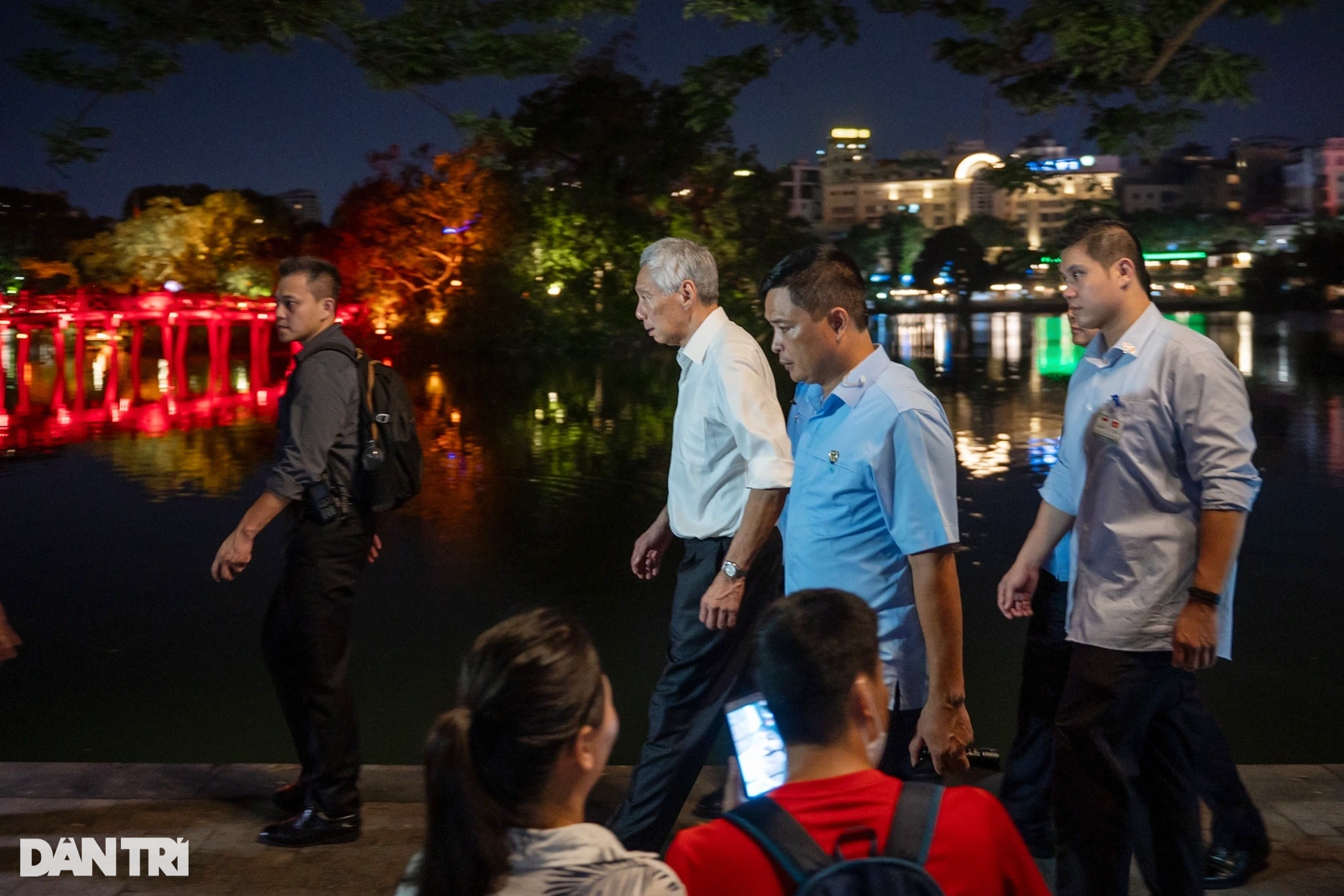 Thủ tướng Lý Hiển Long đi dạo hồ Gươm, sáng tác nhiều ảnh bằng smartphone - 2