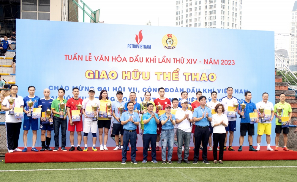 Các lãnh đạo Công đoàn Dầu khí Việt Nam trao giải thưởng và chúc mừng các đội tuyển đạt thành tích cao tại Giải giao hữu thể thao chào mừng Đại hội VII Công đoàn Dầu khí Việt Nam