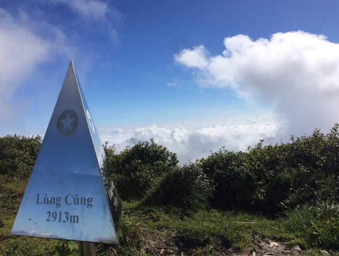 Ngắm mây trên đỉnh Lùng Cúng - Một trong những đỉnh núi cao nhất Việt Nam