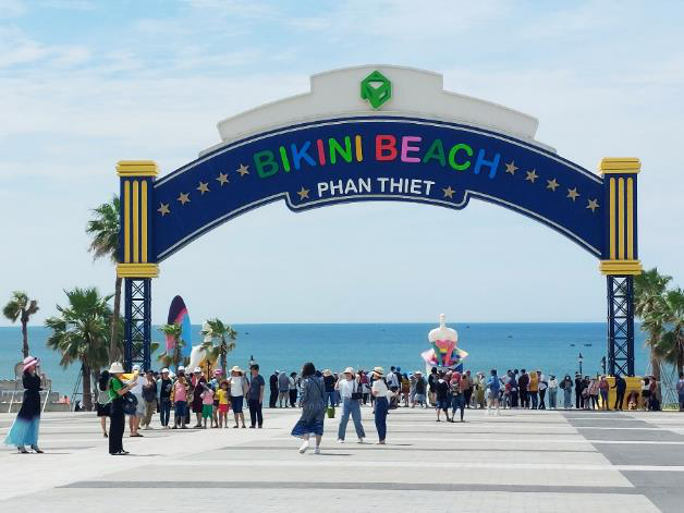 Quảng trường biển Bikini Beach liên tục đón nhiều đoàn khách đến check-in