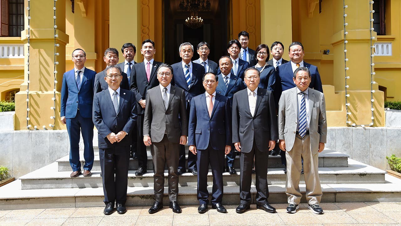 Ngày 29/8, tại trụ sở Bộ , Bộ trưởng Ngoại giao Bùi Thanh Sơn đã tiếp đoàn Thống đốc tỉnh Nagasaki, Nhật Bản Oishi Kengo nhân dịp đoàn thăm Việt Nam từ ngày 27-31/8. (Ảnh: Tuấn Anh)