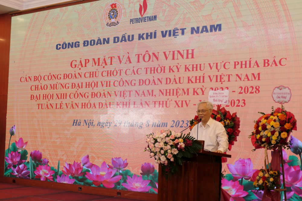 Đồng chí Nguyễn Đức Tuấn – Nguyên Chủ tịch Công đoàn DKVN khóa lâm thời, 1&2 phát biểu tại buổi gặp