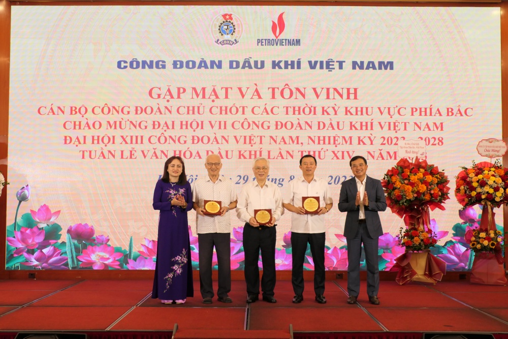 Đồng chí Hoàng Quốc Vượng, Chủ tịch HĐTV Tập đoàn Dầu khí Việt Nam và đồng chí Nghiêm Thùy Lan - Chủ tịch CĐ DKVN tặng biểu trưng cho các đồng chí Nguyên Chủ tịch Công đoàn DKVN