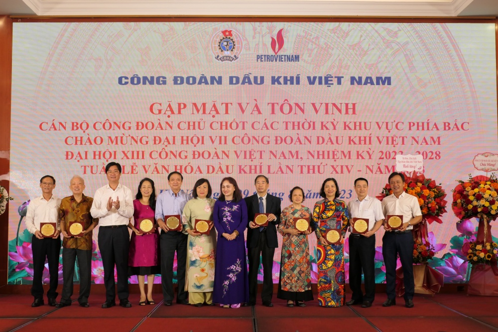 Đồng chí Nghiêm Thùy Lan - Chủ tịch CĐ DKVN và đồng chí Nguyễn Mạnh Kha - Phó Chủ tịch CĐ DKVN tặng biểu trưng cho các đồng chí Nguyên Ủy viên BTV, Trưởng các Ban CĐ DKVN