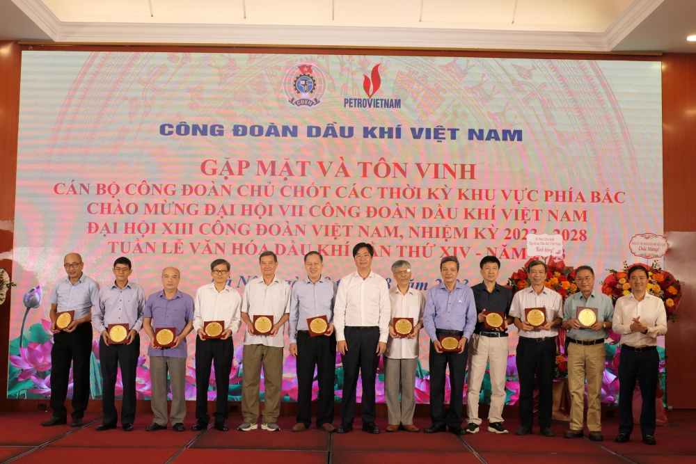 Đồng chí Nguyễn Mạnh Kha - Phó Chủ tịch CĐ DKVN và đồng chí Vũ Anh Tuấn - Phó Chủ tịch CĐ DKVN tặng biểu trưng cho các đồng chí Nguyên Chủ tịch các Công đoàn trực thuộc CĐ DKVN
