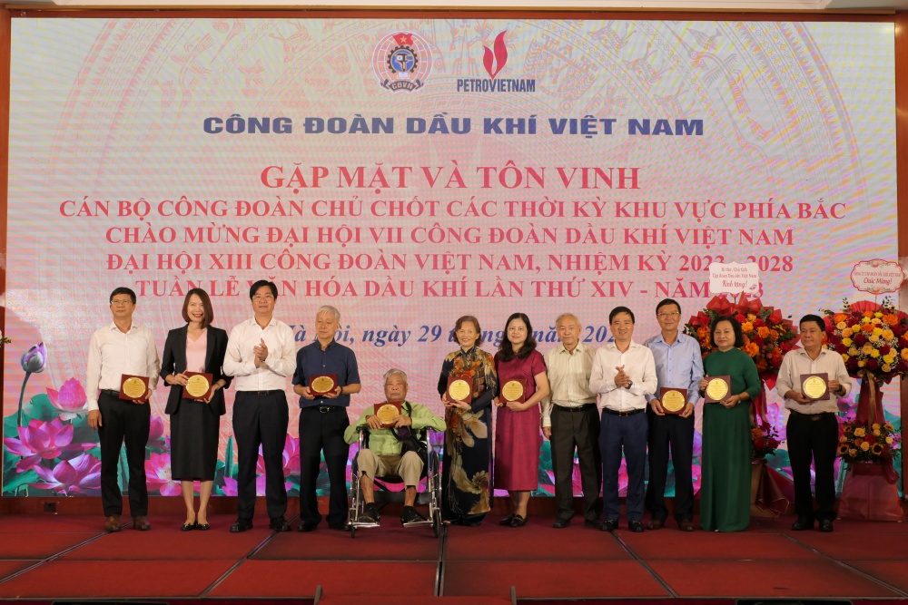 Đồng chí Nguyễn Mạnh Kha - Phó Chủ tịch CĐ DKVN và đồng chí Vũ Anh Tuấn - Phó Chủ tịch CĐ DKVN tặng biểu trưng cho các đồng chí nguyên Chủ tịch các Công đoàn trực thuộc CĐ DKVN