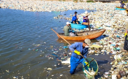 Quảng Ngãi: Người dân vui mừng khi “biển rác” tại đầm nước mặn Sa Huỳnh được xử lý