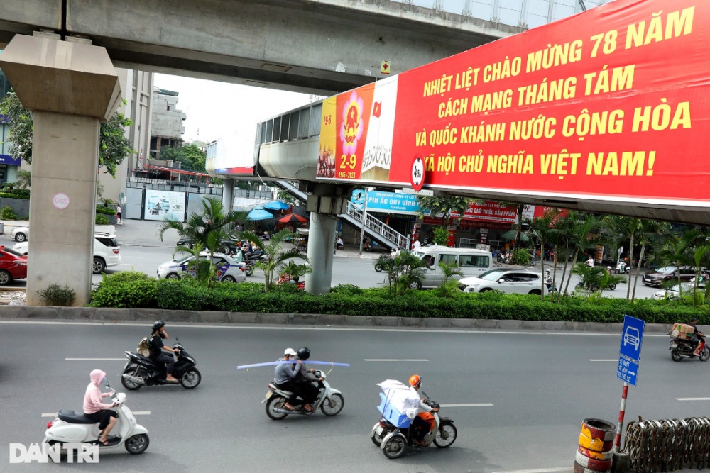 Pa nô, khẩu hiệu treo trên lan can cầu vượt ngang qua đường Nguyễn Trãi.