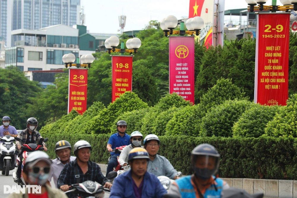 Các khẩu hiệu được trang trí tại tuyến phố Xã Đàn.