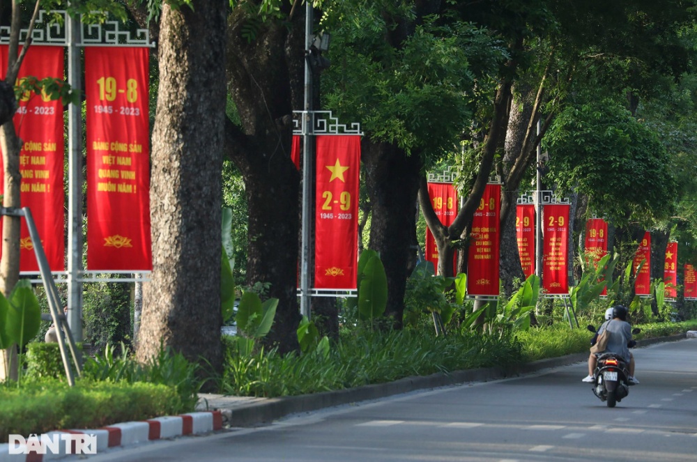 Các băng rôn tuyên truyền được treo đỏ rực suốt tuyến phố Hoàng Diệu.