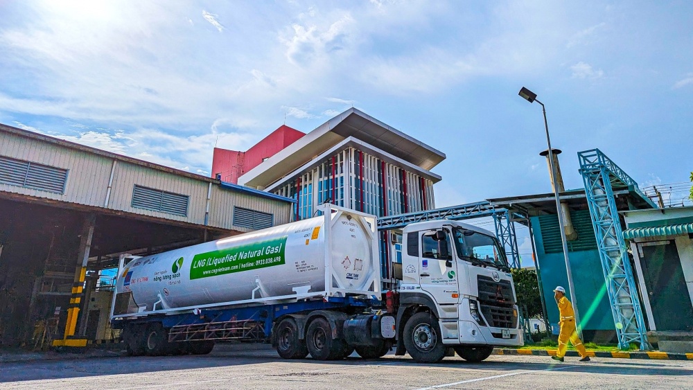 Xe bồn vận chuyển LNG tại nhà máy của CNG Việt Nam