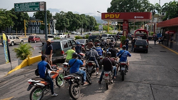 Venezuela nhận viện trợ nhiên liệu, điều đó có vi phạm cấm vận của Mỹ không?