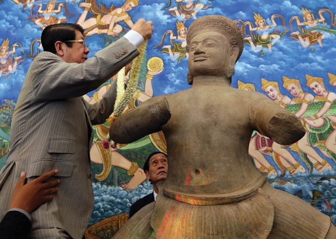 ột bức tượng cổ từ thế kỷ thứ X được trưng bày tại buổi lễ hồi hương năm 2014 ở Phnom Penh, Campuchia_Ảnh: AFP