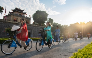 Hơn 100 người mặc áo dài, đạp xe diễu hành qua các di sản Hà Nội