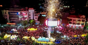 Hàng vạn người dân và du khách đổ về thành phố Tuyên Quang xem mô hình Trung thu
