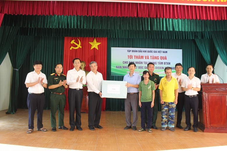 Lãnh đạo Petrovietnam tham dự lễ dâng hương tưởng niệm Chủ tịch Hồ Chí Minh tại Khu di tích K9, Đá Chông