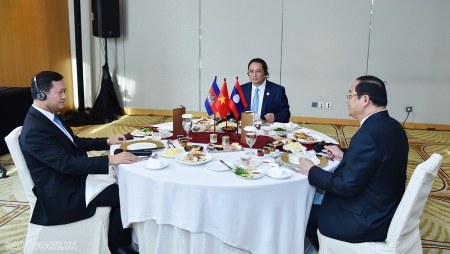 Thủ tướng Phạm Minh Chính ăn sáng làm việc với Thủ tướng Lào và Thủ tướng Campuchia
