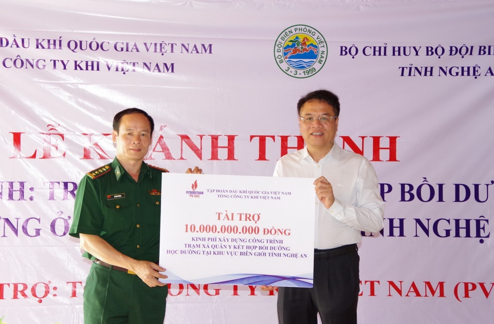 Đại diện PV GAS trao chứng nhận cho Bộ Chỉ huy Bộ đội Biên phòng tỉnh Nghệ An tài trợ 2 công trình Trạm xá quân dân y kết hợp bồi dưỡng học đường ở khu vực biên giới