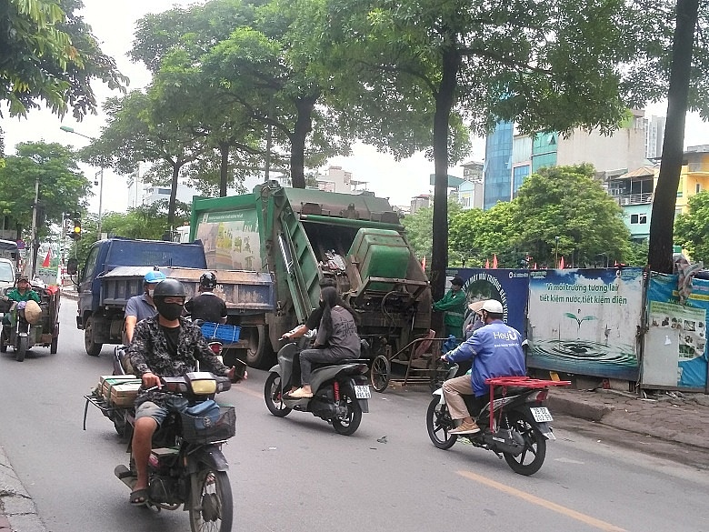 Nhiều bất cập trong vấn đề thu gom, vận chuyển rác tại Hà Nội