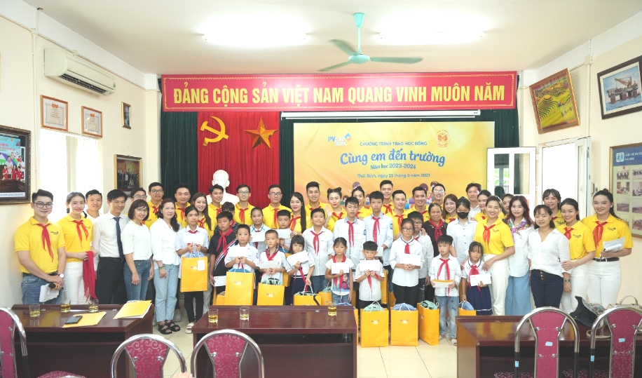 PVcomBank trao tặng 200 phần quà cho trẻ em tại làng trẻ SOS Thái Bình