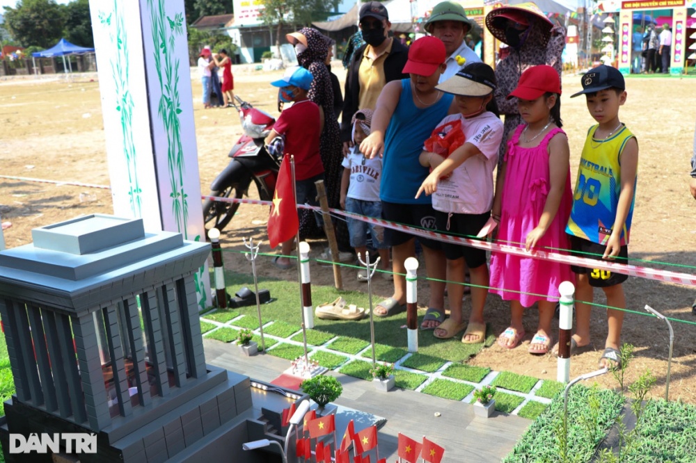 Mô hình Lăng Chủ tịch Hồ Chí Minh của xóm Thái Quang thu hút sự chú ý của nhiều em nhỏ với hình ảnh thi hài Bác Hồ được nâng lên, hạ xuống bằng mô tơ. 