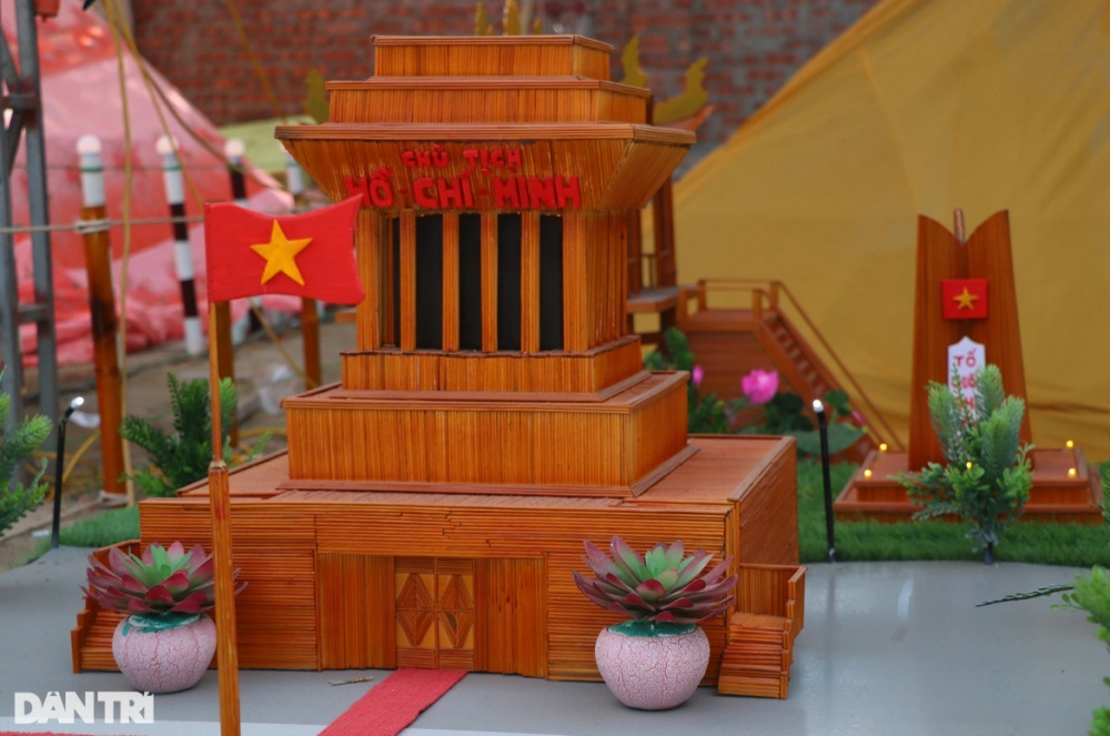 Mô hình Lăng Chủ tịch Hồ Chí Minh được làm hoàn toàn bằng thanh tre ghép lại với nhau. 