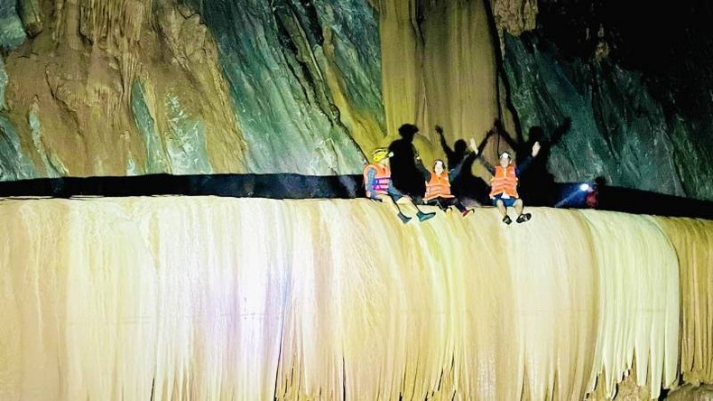 Quảng Bình: Phát hiện hang động đẹp giữa rừng Trường Sơn