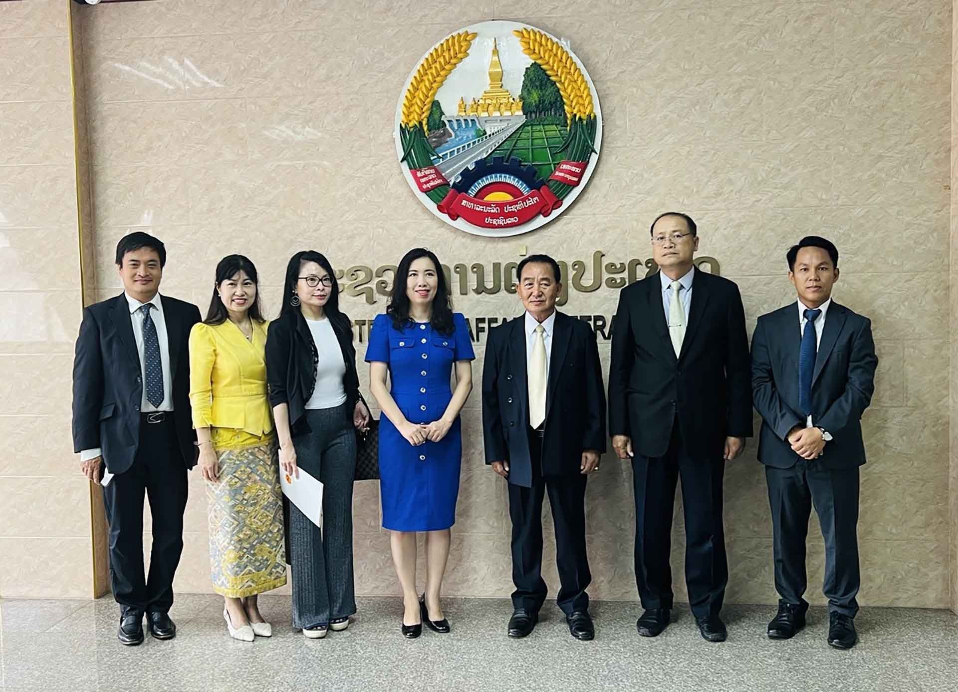 Thứ trưởng Ngoại giao Lê Thị Thu Hằng và Thứ trưởng Ngoại giao Lào Ting Souksanh cùng các đại biểu.