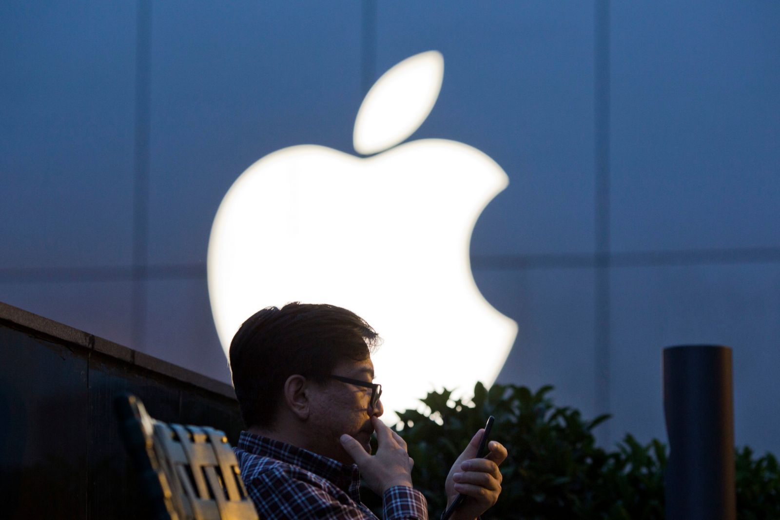 Trung Quốc cấm nhân viên tại các cơ quan và công ty nhà nước sử dụng iPhone.