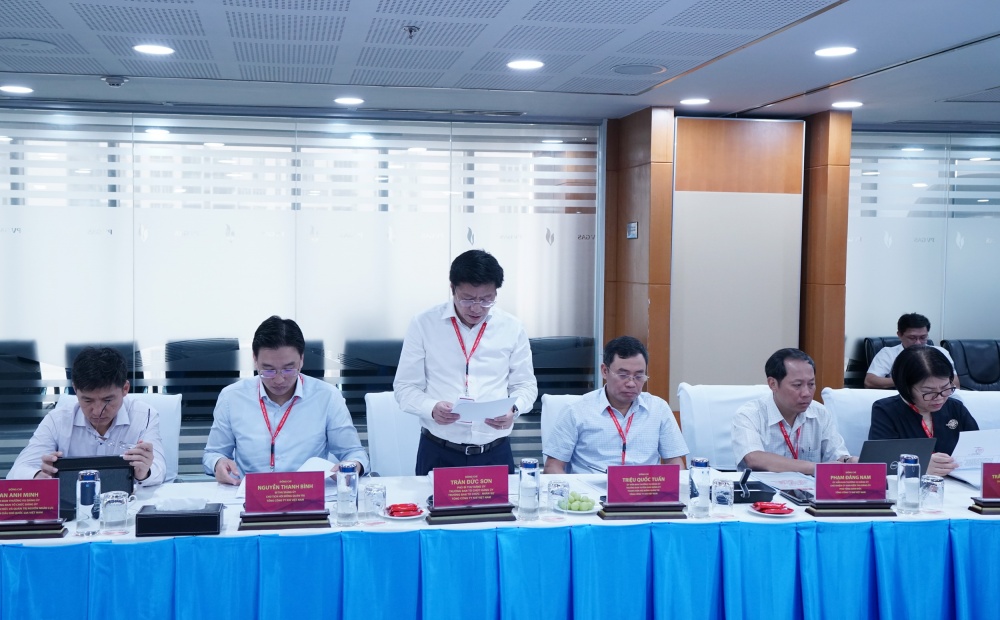 Đồng chí Trần Đức Sơn, Phó Bí thư Đảng ủy PV GAS báo cáo theo Đề cương giám sát do Đoàn giám sát Ban Thường vụ Đảng ủy Khối ban hành