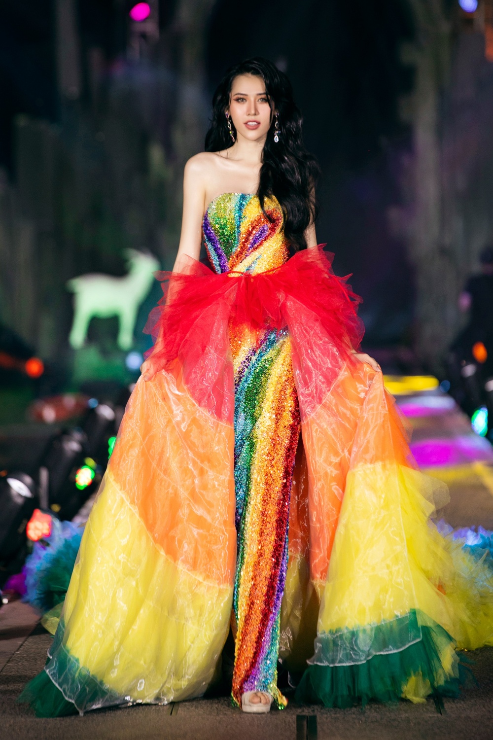 Ngắm dàn Hoa hậu, Á hậu tỏa sáng trong show thời trang 