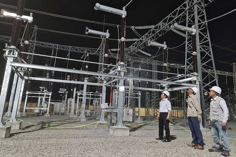 Đóng điện Công trình treo dây mạch 2 đường dây 220kV Dốc Sỏi - Quảng Ngãi