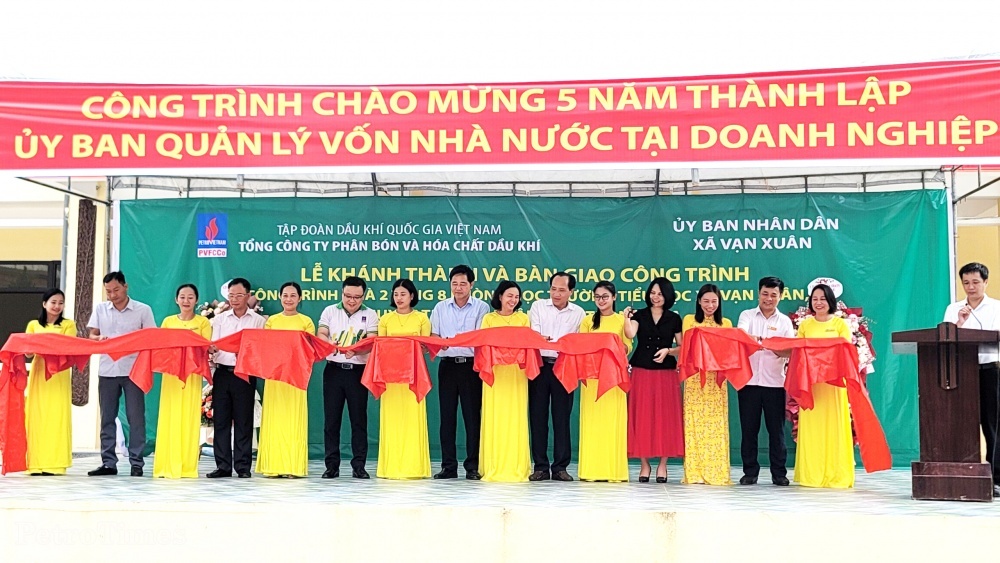 Lễ cắt băng khánh thành Công trình Nhà lớp học Trường Tiểu học Vạn Xuân, huyện Thường Xuân, tỉnh Thanh Hóa