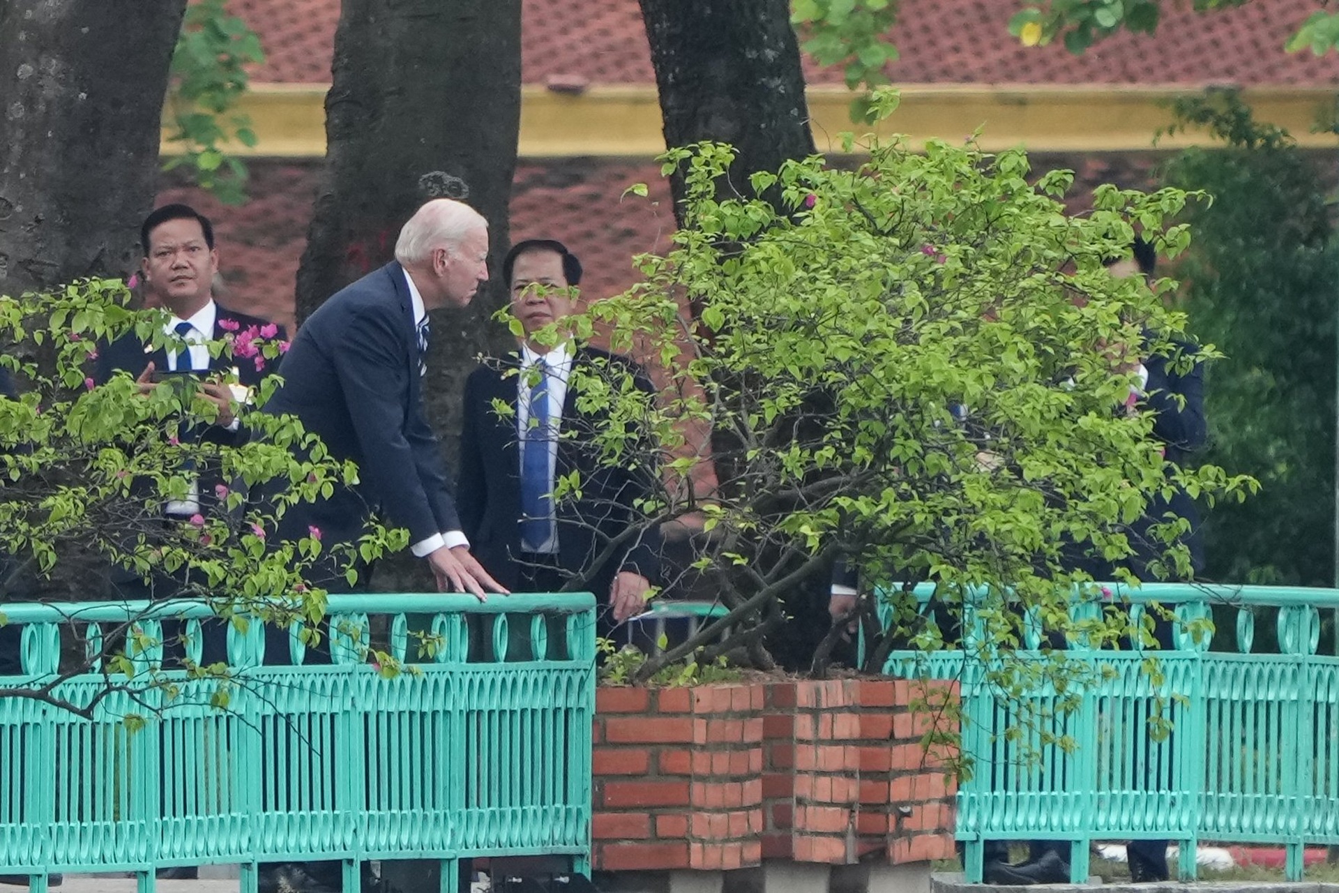 Tổng thống Mỹ Joe Biden thăm phù điêu cố thượng nghị sĩ John McCain - 5