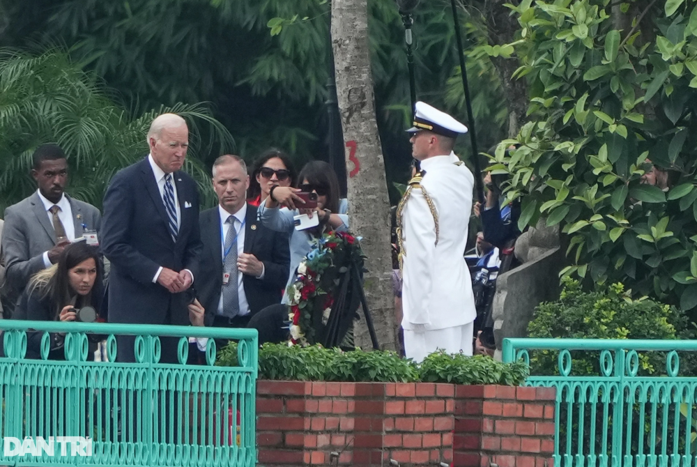 Tổng thống Mỹ Joe Biden thăm phù điêu cố thượng nghị sĩ John McCain
