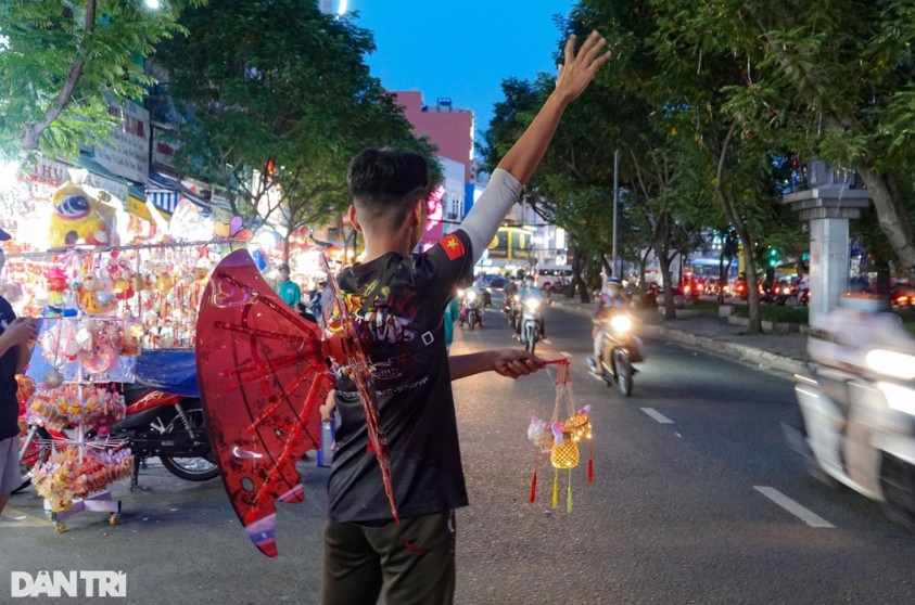 Nhân viên nhiệt tình chào mời khách hàng mua lồng đèn (Ảnh: Nguyễn Vy).