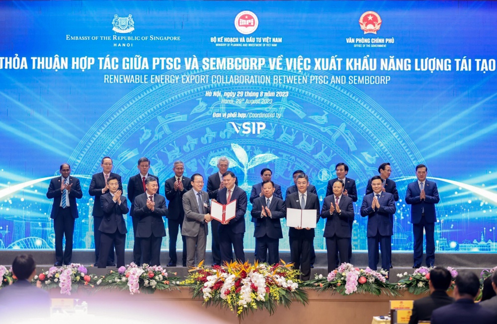 Trước sự chứng kiến của Thủ tướng Chính phủ Việt Nam và Singapore, Liên danh PTSC – Sembcorp được trao giấy phép khảo sát các dự án năng lượng tái tạo ngoài khơi