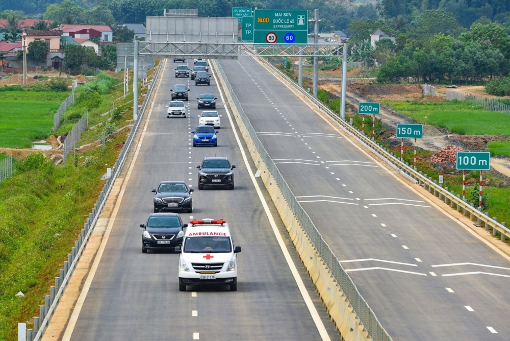 Thủ tướng yêu cầu khẩn trương xây dựng quy chuẩn về đường bộ cao tốc