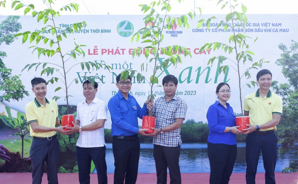 Phân bón Cà Mau nhộn nhịp ra quân trồng cây phủ xanh trong cộng đồng